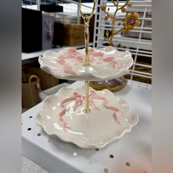 Pink bow ceramic scalloped 2 tier tray - Picture 8 of 10